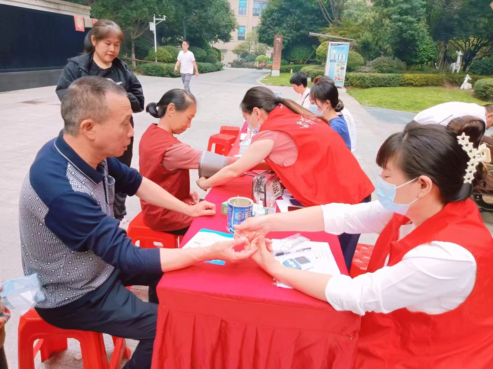 长沙巾帼志愿红闪耀 书写新时代雷锋故事_fororder_微信图片_20250304104420