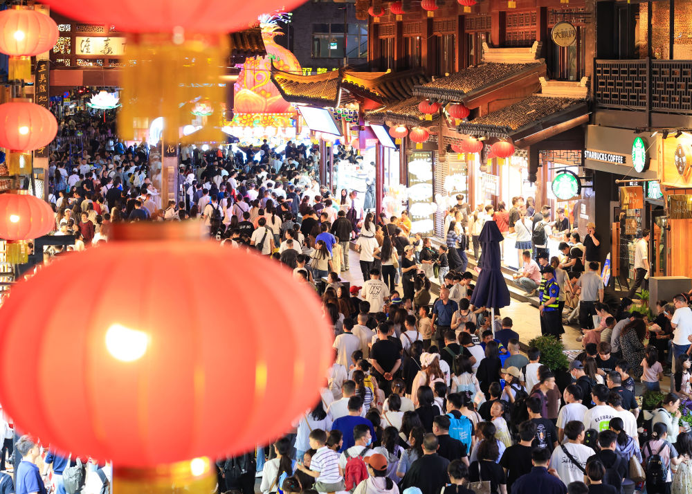 新华视点｜人气旺 市面暖 活力足——2025年“五一”假期盘点