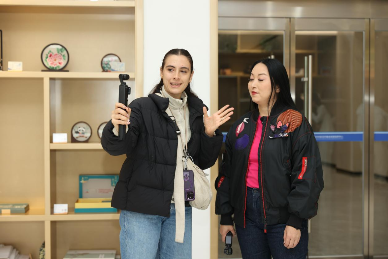 Les influenceurs étrangers apprécient « Amazing Zhengzhou » : y voir le futur visage de la Chine_fororder_图片3