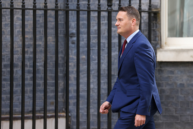 深观察 | 危机四伏！英国执政党工党面临三重困境！