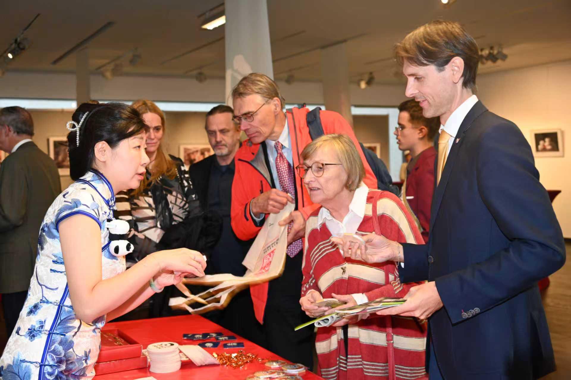 中外民众在“天涯共此时” 交响乐声中共庆中秋_fororder_4