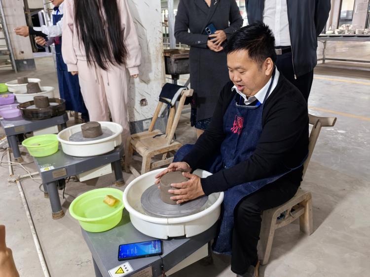 执着追求天青色的梦想——“中国式现代化发展看河南”两岸媒体联合采访团走近汝瓷_fororder_47