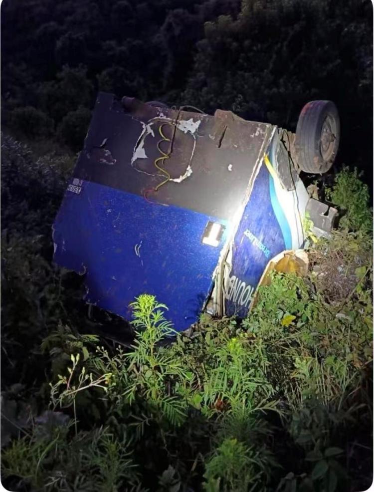 南非一客车坠崖 已致5人死亡