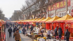 【新春走基层】天水秦安：市集焕彩迎马年 新春采买乐融融