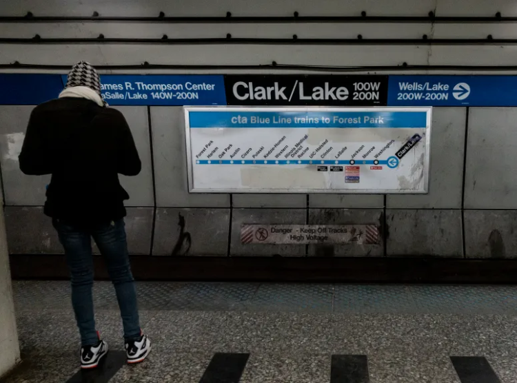 美芝加哥一地铁乘客全身被引燃 嫌疑人在逃