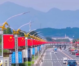 氛围感满满 国庆中秋临近各地飘起“中国红”