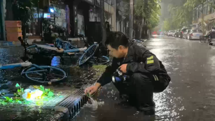 防灾减灾救灾一线见闻丨排涝车、消防车、移动抽水泵齐上阵，直击上海多处积水抢排现场
