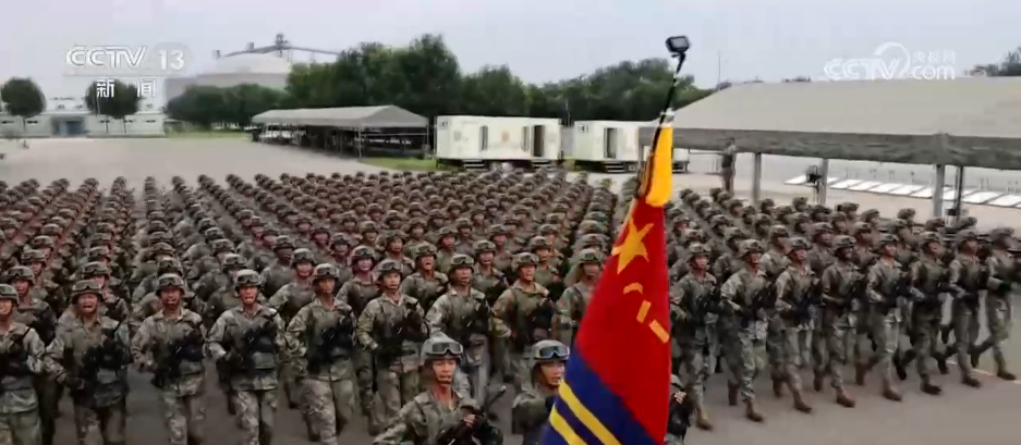 探访阅兵训练场 | 男女混编 这支方队成为训练场上一道独特且亮丽的风景线