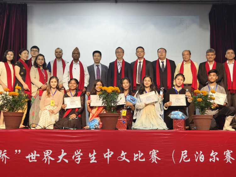 直通使领馆 | 跨越喜马拉雅的 70 年：中尼友谊为何能成 "邻国典范"？