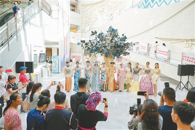 逛展馆 赏非遗