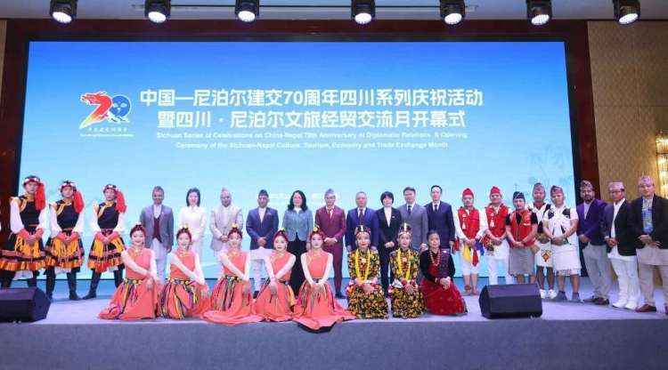 直通使领馆 | 跨越喜马拉雅的 70 年：中尼友谊为何能成 "邻国典范"？