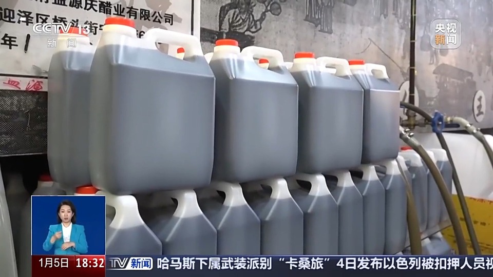 一打就是50斤热的老陈醋 腊八将至山西人排长长长队打醋