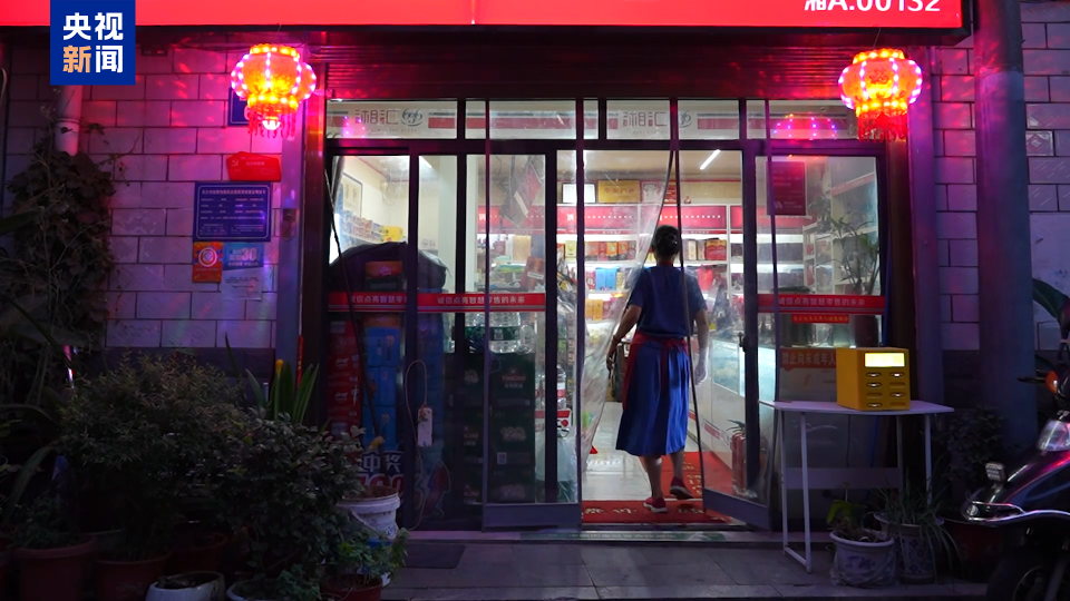 这条老街巷里的便利店 为晚归女孩深夜留灯13年