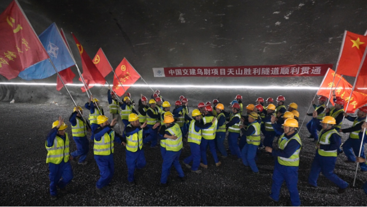 新疆导游迪丽努尔来北京见到他，不禁红了眼眶……