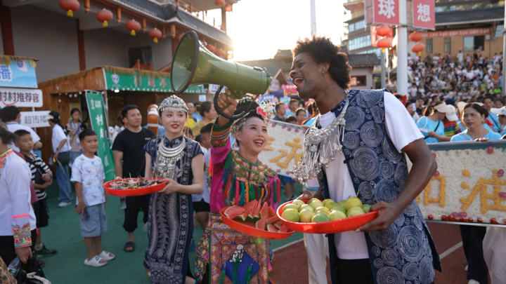 青春华章 “超”燃中国|大山里的“足球狂欢节”!一位加勒比小哥的“村超”奇遇记