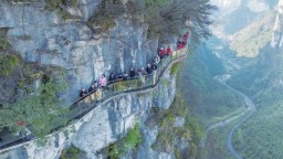 冬日矮寨醉游人