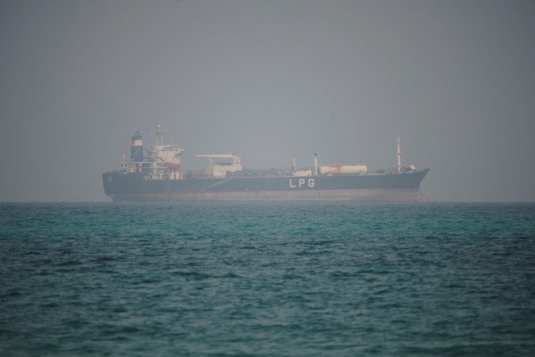 霍尔木兹海峡航运受阻 美国提议组建新联盟以恢复通航