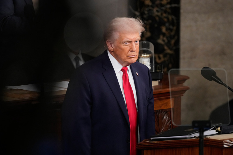 特朗普称美国将获得伊朗所有核“尘埃”