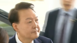 韩国前总统尹锡悦抵达特检组 首度出面接受调查