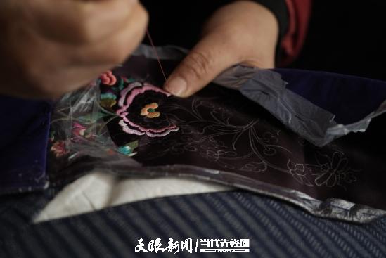 文化中国行·长江之歌｜苗绣：深山里的“中国高定”走向国际舞台