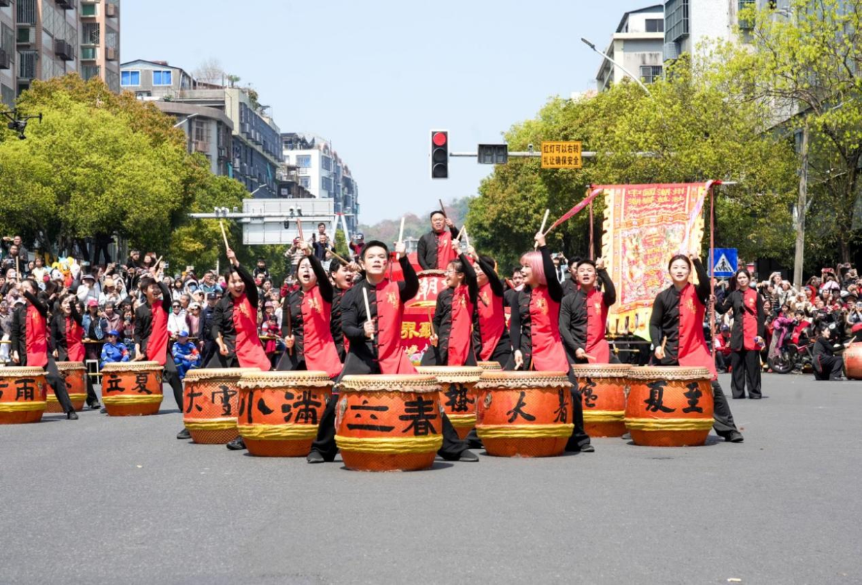 2,680-Person Parade Transforms into a "Moving Intangible Cultural Heritage Museum" – 2026 Chaozhou Qinglong Temple Fair Grandly Held_fororder_图片2