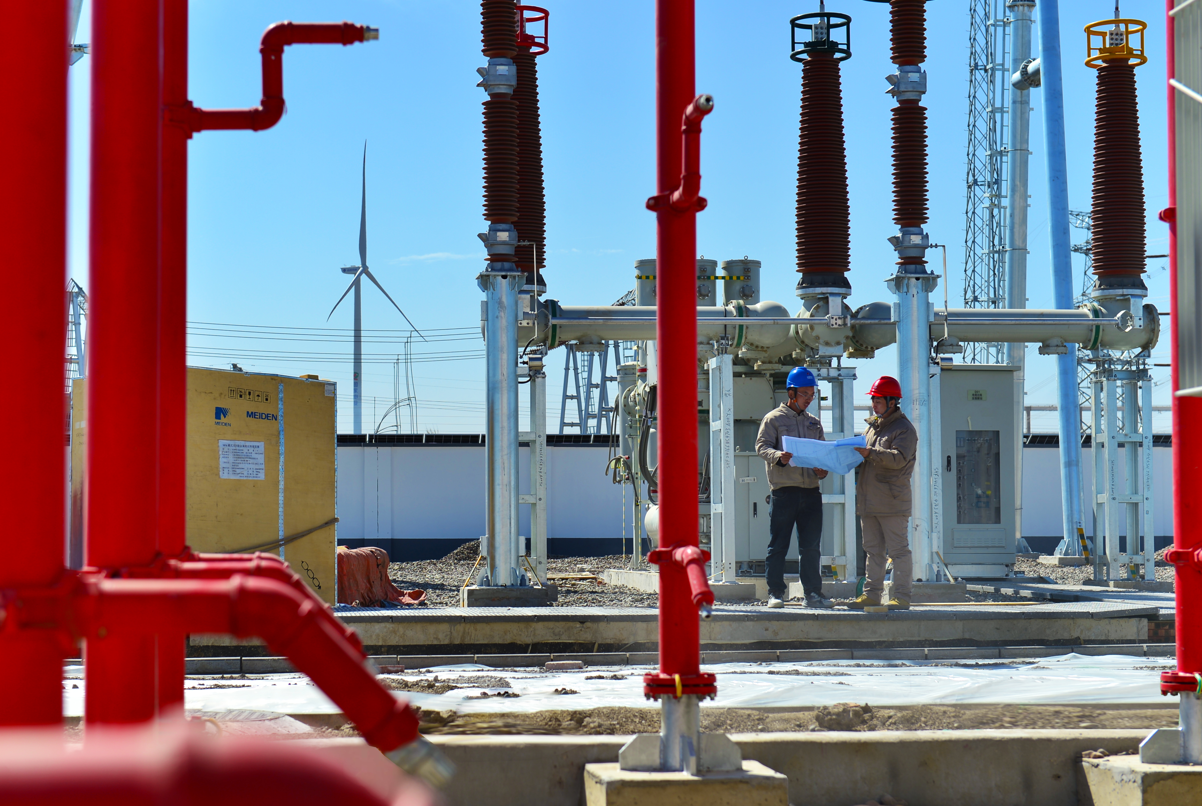 风光点亮上合 ——上合组织峰会首次实现全绿色用能_fororder_3月25日，天津市宁河东北片区共享储能电站220千伏送出工程开工建设，国网天津宁河公司工作人员与储能电站建设方沟通工程细节。3