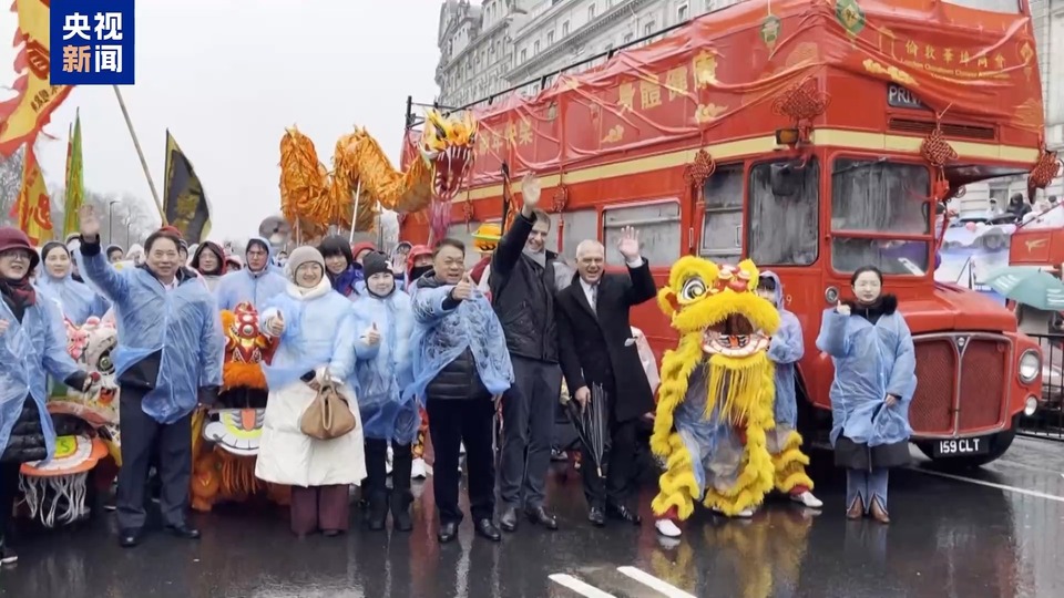 中国舞龙舞狮亮相英国伦敦新年庆典