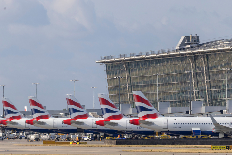 空中交通管制出现技术故障 英国航班大面积延误