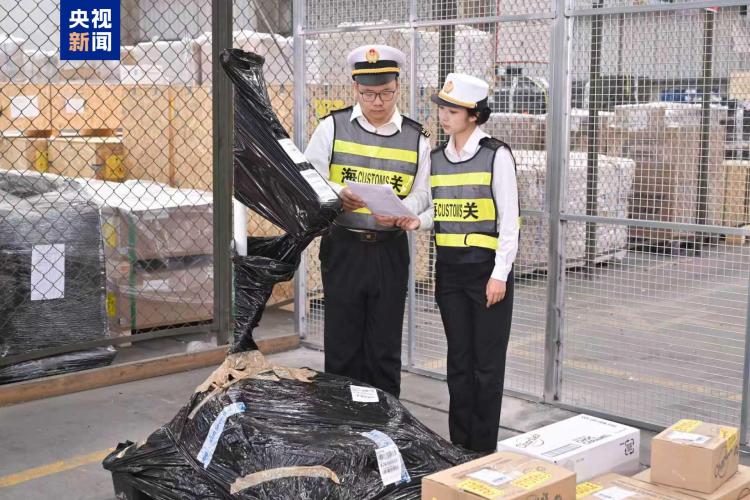 第九届进博会首批空运展品入境通关
