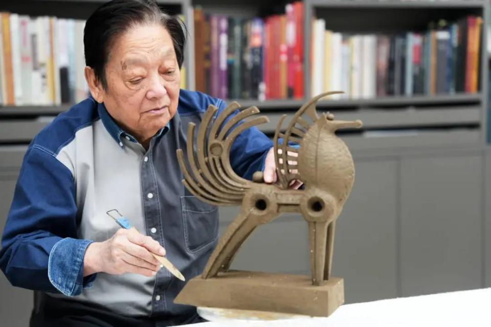韩美林雕塑《天马》“从天而降”， 昂首伫立天津大学冯骥才文学艺术研究院博物馆主入口