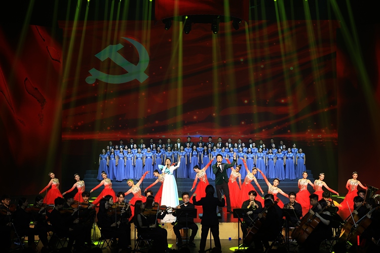 天津市滨海新区举办文艺汇演 庆祝中华人民共和国成立75周年