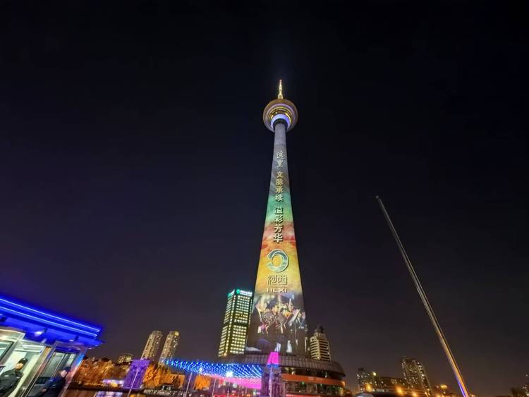 天津天塔主题灯光秀点亮津城夜空