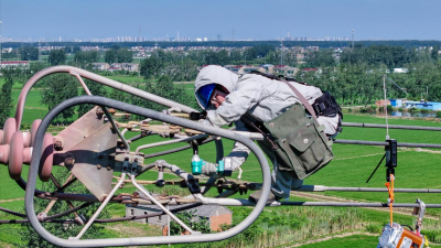 State Grid Huai’an Power Supply Company Conducts UHV Live-Line Maintenance to Safeguard Reliable Power Supply During Summer Peak Season