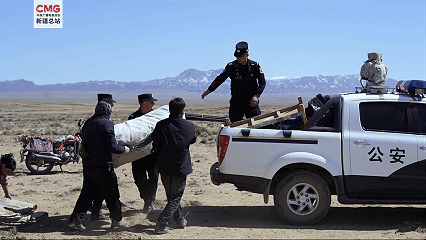 新疆春季转场接近尾声 各地护航牧民转场路