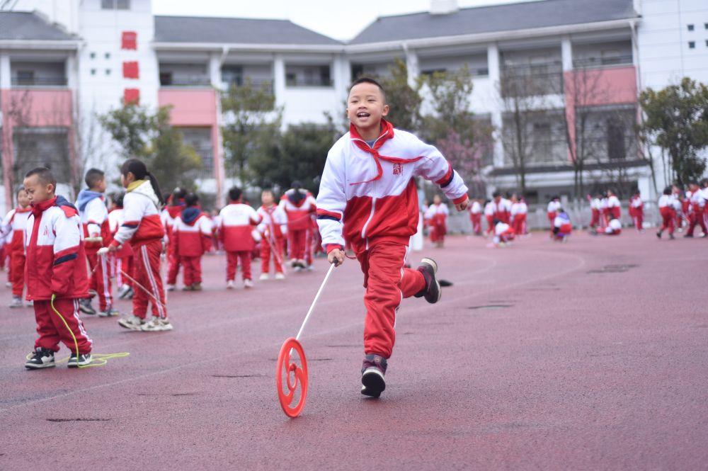 时政微观察丨总书记深情寄望“小树苗”