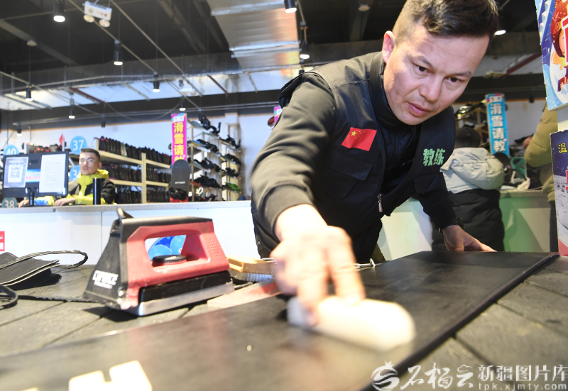 新春走基层丨额敏县牧民兄弟俩跨界“追雪” 变身滑雪教练