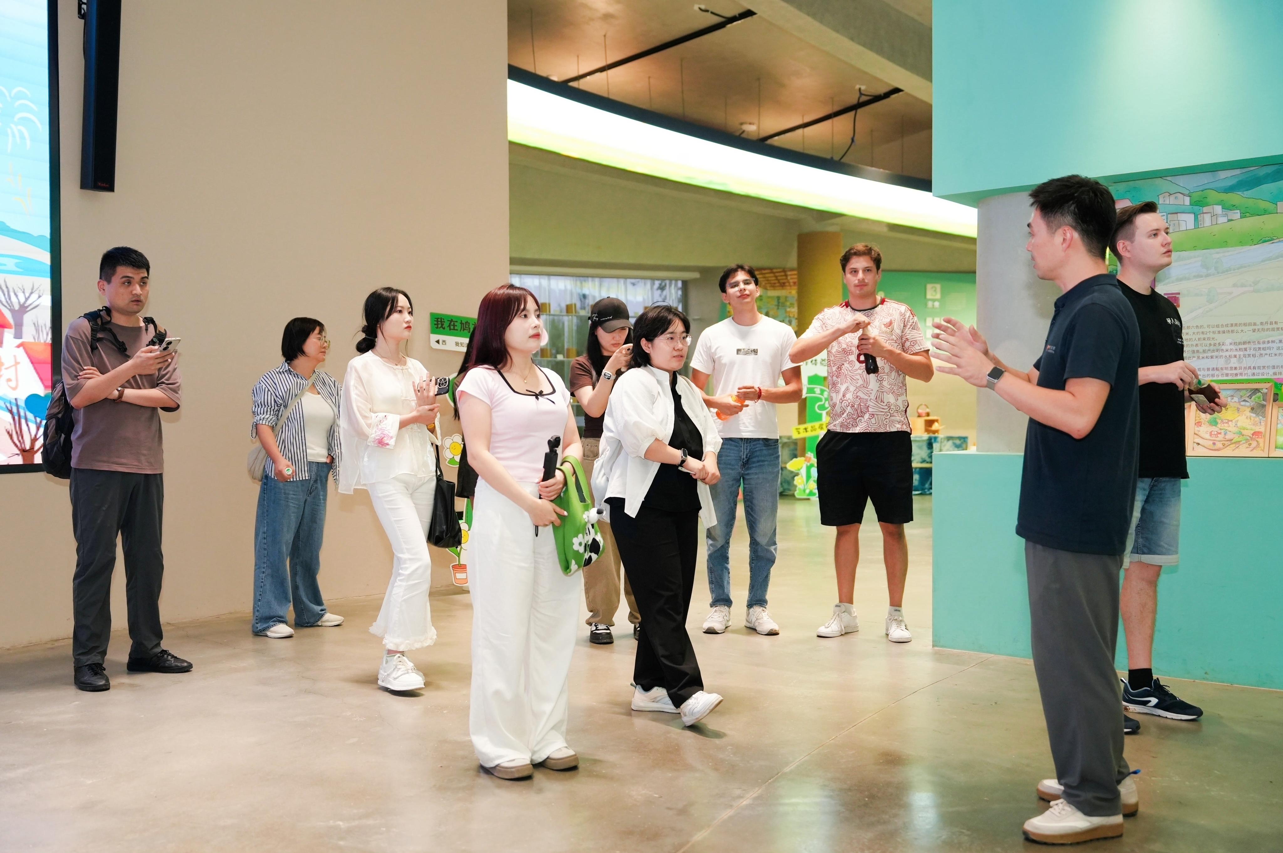 "Daka China 2024"-Comience la historia de un grano de arroz, los influencers extranjeros escuchan sobre años de cosecha abundante en el aroma del arroz