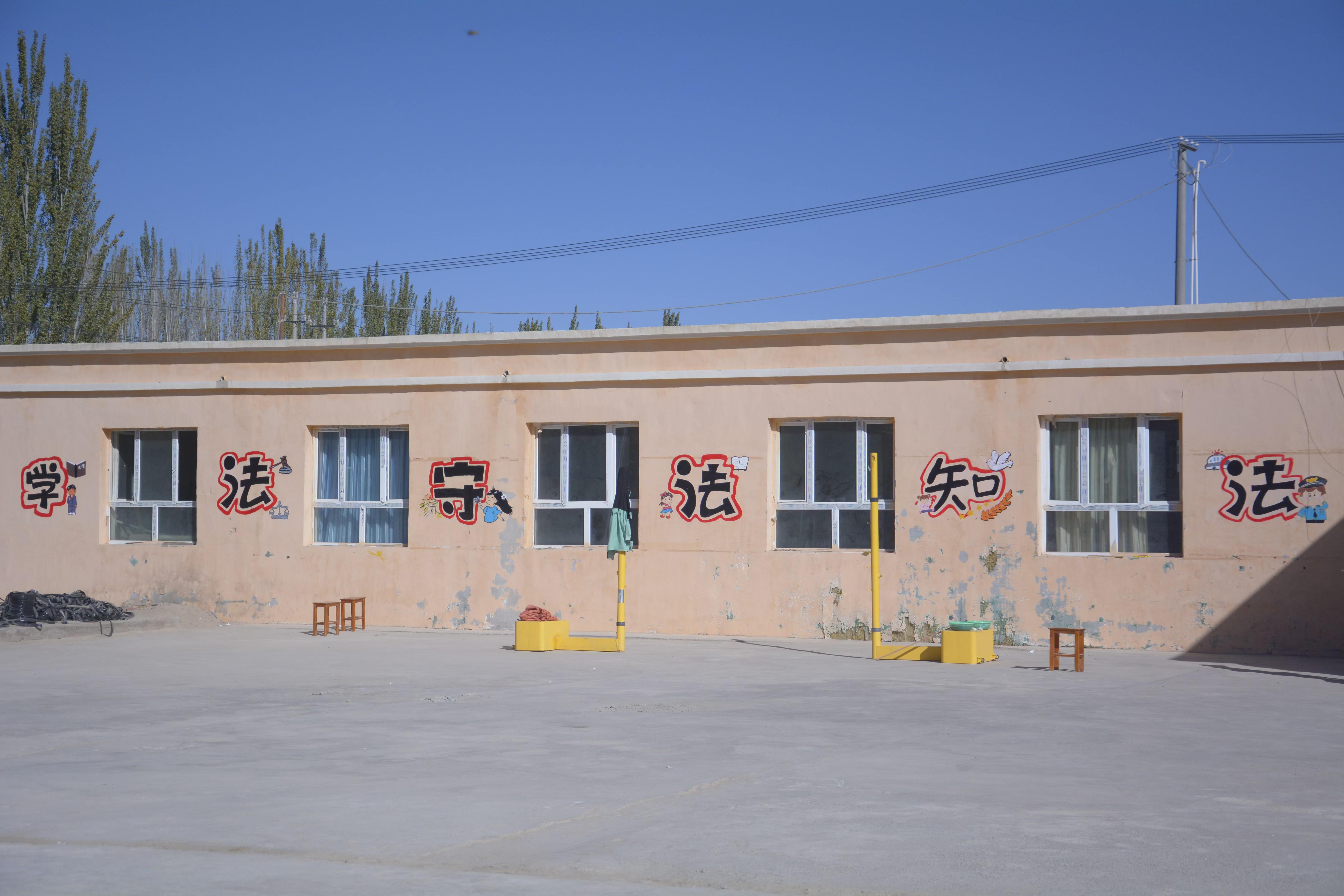 天津师范大学赴新疆和田地区实习支教团开展墙体绘画社会实践活动