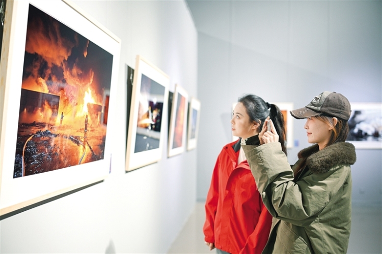 定格最美“火焰蓝”_fororder_4302450_wangxia_1762182275893_s