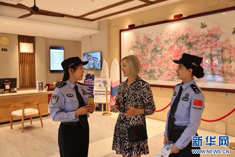 三亚边检深化警务协作与政策宣传 为海南Travel“圈粉”