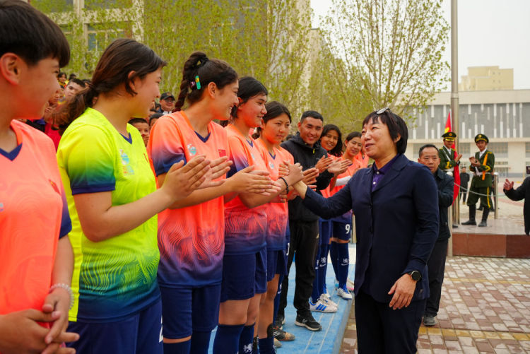 新华全媒+丨昆仑山下 足球女孩逐梦绿茵场