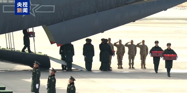 43名搬运烈士遗骸棺椁的礼兵正按序下机 对棺椁进行整理