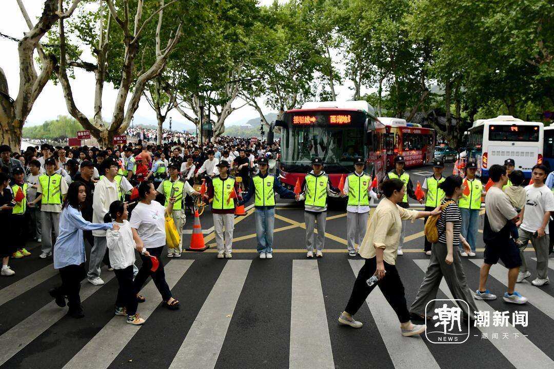 “十一”假期第二天杭州西湖景区接待客流78.79万人次