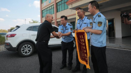 巡查途中发现车祸 湖南衡阳县执法人员热心救助