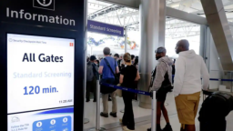 视频 | 美国两党持续“斗法” 飞机旅客遭殃 机场安检员生计受影响