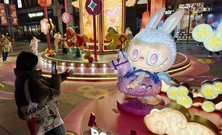 中国经济信心说丨年轻人“手搓”年味，“悦己”何以成为关键词