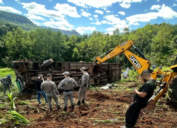 巴西南部一巴士翻车导致7死20余伤
