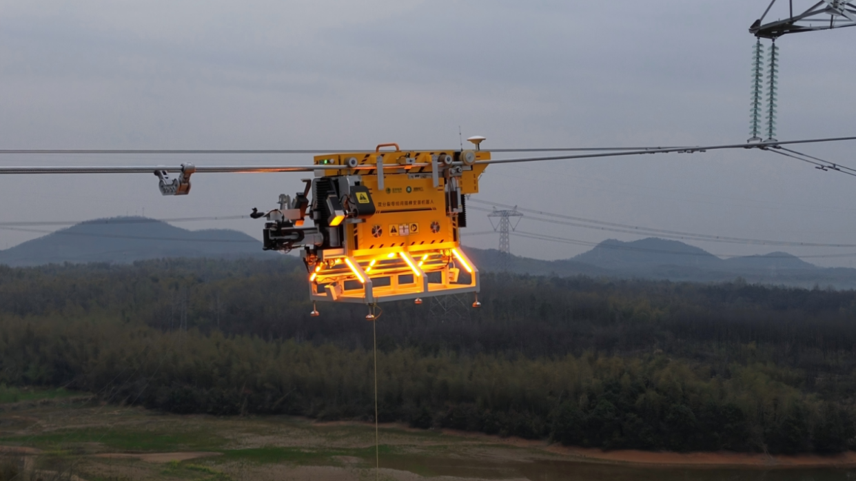 Domestically Produced Robot Achieves Unmanned High-Altitude Power Operations_fororder_图片3