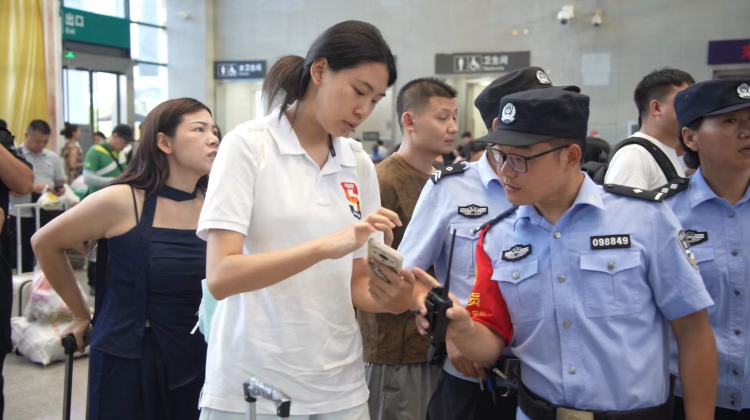 广州大雨致火车停运 湖南耒阳快速转运3000旅客_fororder_图片4