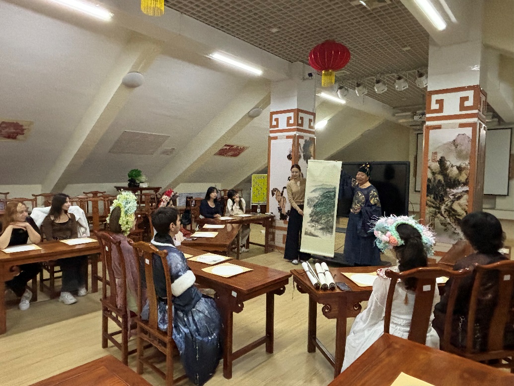 Brilliant Brushstrokes Paint the Scene: Cultural Charm and International Youth Support for the Tianjin Marathon